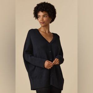 VETTA Oversized V Neck Sweater X-Small in Black